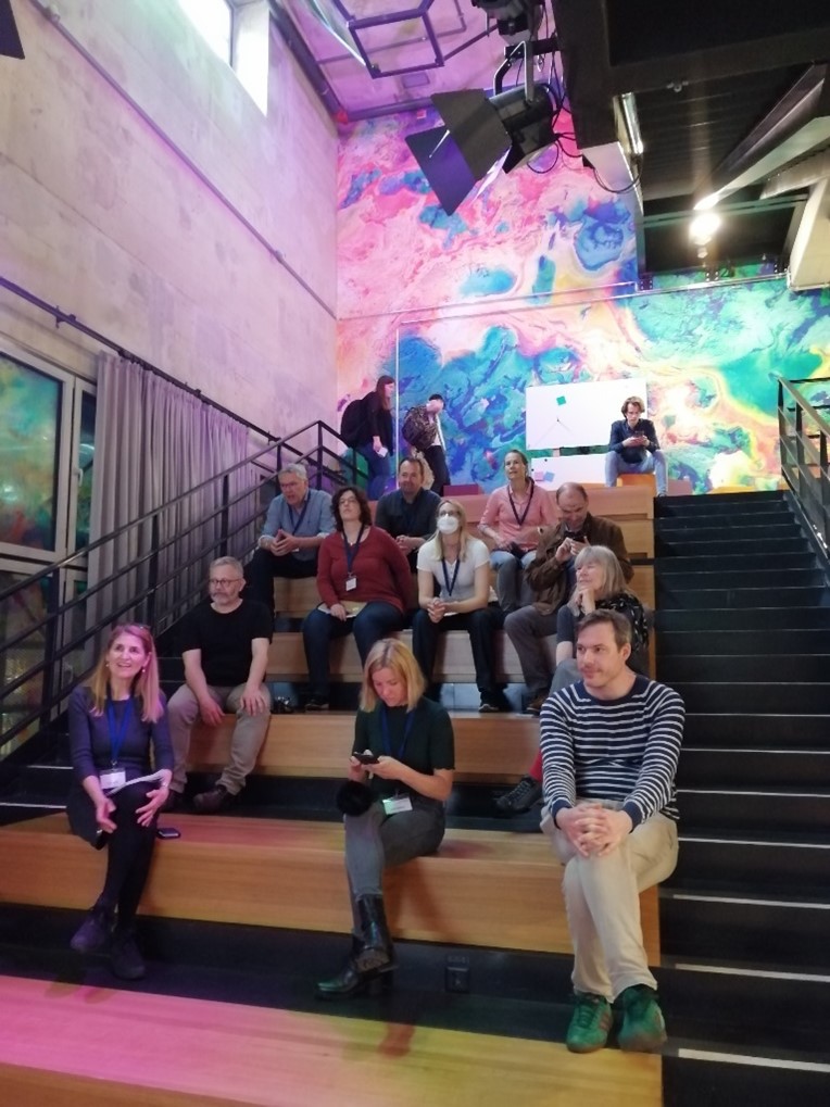 WPK Reisegruppe sitzt auf einer Treppe